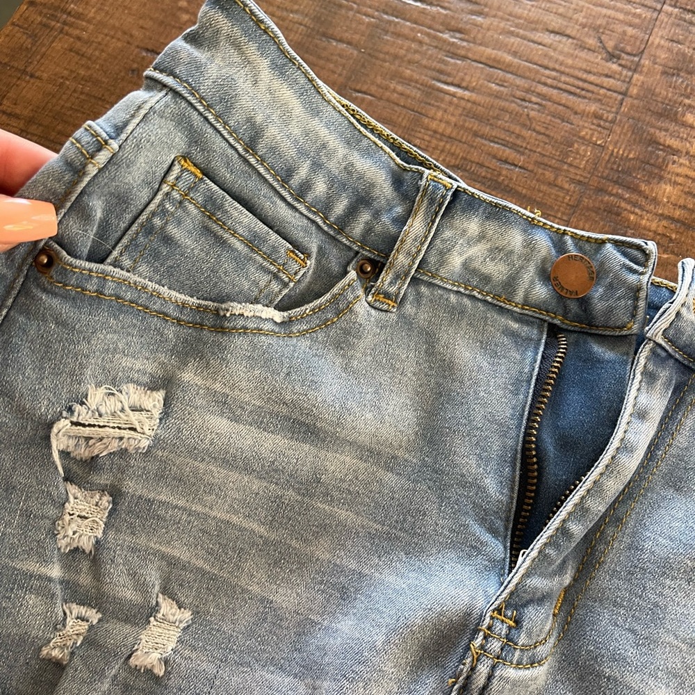 Light wash fringe jean shorts - Picture 3 of 8